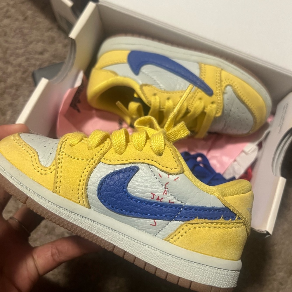Nike Yellow and Blue Sneakers Vibrant Low-Top Design